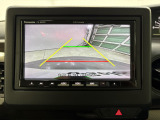 後退時に車両の後ろ側をモニター画面に表示します。車庫入れが苦手な人もこれで安心♪