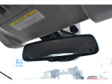 周囲の光や後続車のライトの眩しさを自動的に軽減する自動防眩インナーミラー