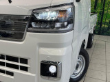 【LEDヘッドライト】悪天候や夜間走行時も良好な視界を確保し安心して運転できる高輝度LEDヘッドライトを装備!点灯速度が早く、消費電力も抑えられています。