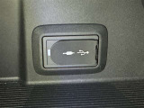 充電用USB端子付き。スマートフォンなどの充電に便利です。