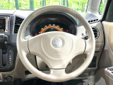 インテリアに合わせたデザインのステアリングは、運転される方のことも考え、運転しやすい形状、大きさです。是非一度、実際に触ってお確かめください。