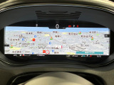 未来のコックピットのような運転席!ハンドルの奥の高画質画面は、スマホのように着せ替えできます。スピードメーターだけではなくナビの地図を画面いっぱいに映せるため、目線を外さず安全に運転できます。