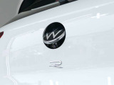 バックカメラ始動時にはVWのエンブレムが動いてカメラがボディの中心位置で映し出します。