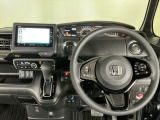 【ハンドル】運転にかかわる様々な操作を安全に行えるように視点移動が少なく操作性に配慮されたスイッチ類が凝縮されたコックピットです。