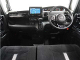 ◆インテリアパネル◆視界広々で非常に運転しやすくロングドライブでも疲れを感じさせないすっきりとまとまったインパネ周りです。