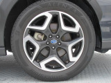 純正18インチアルミホイール。 タイヤサイズは225/55R18。納車時に新品タイヤ4本を交換致します。