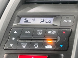 【オートエアコン】一度お好みの温度に設定すれば、車内の温度を検知し風量や温度を自動で調整。暑い&hellip;寒い&hellip;と何度もスイッチ操作をする必要はありません。快適な車内空間には必須の機能ですね♪