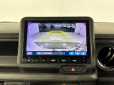 後退時に車両の後ろ側をモニター画面に表示します。車庫入れが苦手な人もこれで安心♪