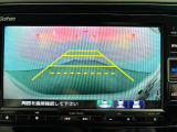 後退時に車両の後ろ側をモニター画面に表示します。車庫入れが苦手な人もこれで安心♪