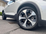 純正19インチアルミホイール:輸入車ならではの卓越した走りを支えるホイールと足回りです!日本車の走りに慣れている方にもぜひ体感して頂きたいほど、高いレベルでまとまっています!