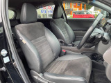 【ハーフレザーシート】高級感と座り心地を両立した人気のシート♪背面・座面はスエード調となっており、肌触りや滑りにくさに優れています。気温や服装に左右されず快適にお乗りいただけます。