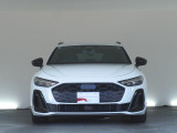 Audiデザインの特徴であるシングルフレームグリルが存在感を主張します。