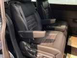 広い足元にフィット感のあるシートにはひじ掛けも装備。快適にサポートしてくれます。