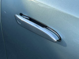 シートヒーターはエアコンより温まるのが早く、寒い日の運転には欠かせない装備です。3段階の温度調節ができ、快適な温度でドライブいただけます。