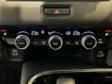 オートエアコンは左右席で独立温度コントロールが可能です。運転席はキンキンに冷やして助手席はマイルドにと言った設定が可能です☆暑さ寒さでケンカすることもなくなりますね♪