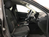 高いホールド性で運転姿勢が安定します。長距離ドライブでも疲れにくいのが魅力です。快適なドライビングライフをお送りください♪