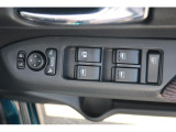 運転席側パワーウインドウは、オートアップ&ダウン機能付き。ワンタッチで自動開閉できます。開閉操作をロックする事も出来ます。