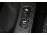 3つの走行モードがあります。『EVモード』はモーターのみで走行しガソリンを消費しないハイブリッド車ならではの環境にも優しい走行です。