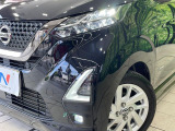 【LEDヘッドライト】悪天候や夜間走行時も良好な視界を確保し安心して運転できる高輝度LEDヘッドライトを装備!点灯速度が早く、消費電力も抑えられています。