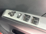 【電動格納ミラー】サイドミラーは電動格納式となっており、狭い駐車場でもキズがつくリスクを抑えられます。