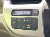 【オートエアコン】一度お好みの温度に設定すれば、車内の温度を検知し風量や温度を自動で調整。暑い&hellip;寒い&hellip;と何度もスイッチ操作をする必要はありません。快適な車内空間には必須の機能ですね♪