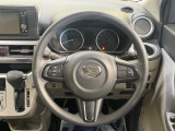 インテリアに合わせたデザインのステアリングは、運転される方のことも考え、運転しやすい形状、大きさです。是非一度、実際に触ってお確かめください。