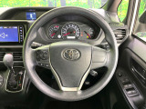 インテリアに合わせたデザインのステアリングは、運転される方のことも考え、運転しやすい形状、大きさです。是非一度、実際に触ってお確かめください。