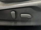 【パワーシート】電動でシートポジションの変更が可能です。手動式より細かくシート設定が可能ですのでより快適な姿勢でドライブを楽しんで頂けるでしょう。