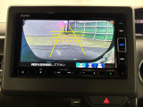後退時に車両の後ろ側をモニター画面に表示します。車庫入れが苦手な人もこれで安心♪