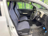 運転席まわりには十分なスペースがあり、大柄な方でもゆったり運転していただける環境です。