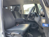 【運転席】座り心地が良いシートなので長時間の運転でも快適にお過ごしいただけます。新品のフロアマットのご注文も可能です。掲載箇所以外にご希望の写真がございましたらお気軽にお問い合わせ下さい。