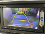 【バックカメラ】駐車時に後方がリアルタイム映像で確認できます。大型商業施設や立体駐車場での駐車時や、夜間のバック時に大活躍!運転スキルに関わらず、今や必須となった装備のひとつです!