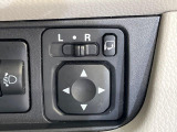 【電動格納ミラー】サイドミラーは電動格納式となっており、狭い駐車場でもキズがつくリスクを抑えられます。