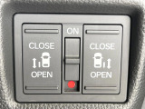【両側パワースライドドア】スマートキーや運転席のスイッチで後席両側スライドドアの開閉が可能♪電動だから力を入れてドアを開ける必要が無く、小さなお子様でも簡単に開け閉めでき快適です♪