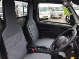 それぞれの分野のプロがお車の悩みや疑問に親身になって対応させていただきます。