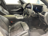 スポーツシートになっておりますので、ドライバーの身体をホールドし、安定したドライビング姿勢をサポート致します。日常的な運転でも、長時間にわたる運転でも快適な姿勢を保つための設計になっております。