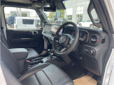 シートヒーターも装備された高級感のあるレザーシートです!JEEPのロゴがオシャレ!