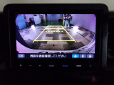 バックカメラの画像です。ガイドラインがスムースな車庫入れをサポートいたします。車庫入れの安心感がアップしますね。