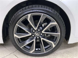 純正のアルミホイール装着。タイヤサイズは225/40R18
