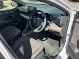 高いホールド性で運転姿勢が安定します。長距離ドライブでも疲れにくいのが魅力です。快適なドライビングライフをお送りください♪