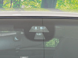 【ホンダセンシング】走行中に前方の車両等を認識し、衝突しそうな時は警報とブレーキで衝突回避と被害軽減をアシスト。より安全にドライブをお楽しみいただけます。