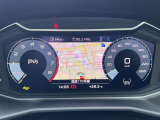 スピードメーターなどの運転に必要な計器とともに、オーディオ・電話の操作画面などを表示。レイアウトはステアリングスイッチで切り替えでき運転に集中しながら必要な情報を瞬時に得ることが可能。