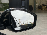 【ブラインドスポットアシスト】車線変更時に目視できない車を検知すると、検知した側のミラーに警告ライトが点灯。更にステアリングを制御し、アシストします。
