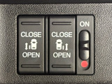 両側電動スライドドアは、ワンタッチで開閉可能!挟み込み防止機能も付いておりますので、お子様の乗り降りにも安心ですね。