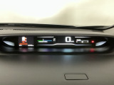 メータは先進的なデジタルメーターを採用!ゆっくりと数字が動くのでとても見やすく表示されます!続可能距離等の情報やHonda SENSINGの注意・警告も表示します!