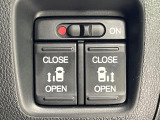 【両側パワースライドドア】スマートキーや運転席のスイッチで後席両側スライドドアの開閉が可能♪電動だから力を入れてドアを開ける必要が無く、小さなお子様でも簡単に開け閉めでき快適です♪