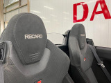 専用レカロシートホールド性に優れ、運転姿勢が安定。