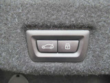 電動リアゲート装備。バンパー下でのキックオープン&クローズ機能も装備です。