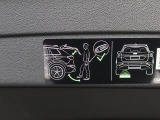 オートマチックテールゲート付き。アドバンストキーのボタンの長押し、運転席のドアのスイッチで開閉できます。