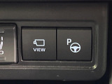 【リモート機能つきアドバンストパーク】専用スマートフォンアプリの使用で、車外から遠隔駐車・出庫が可能な先進機能。広い場所で乗り降りしたい時に便利です♪